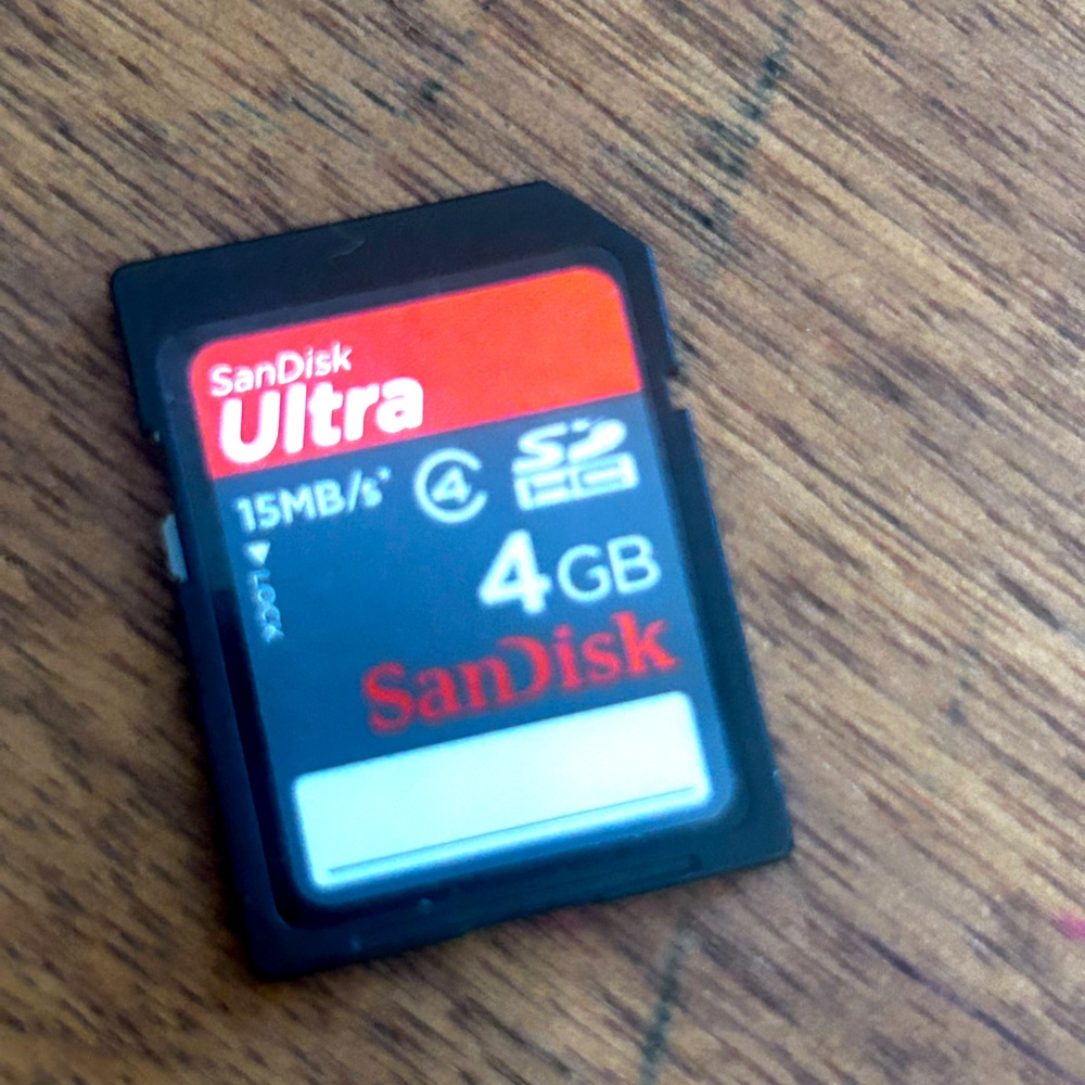 Andis Ultra 4GB SDHC Memory Card - Black and Red